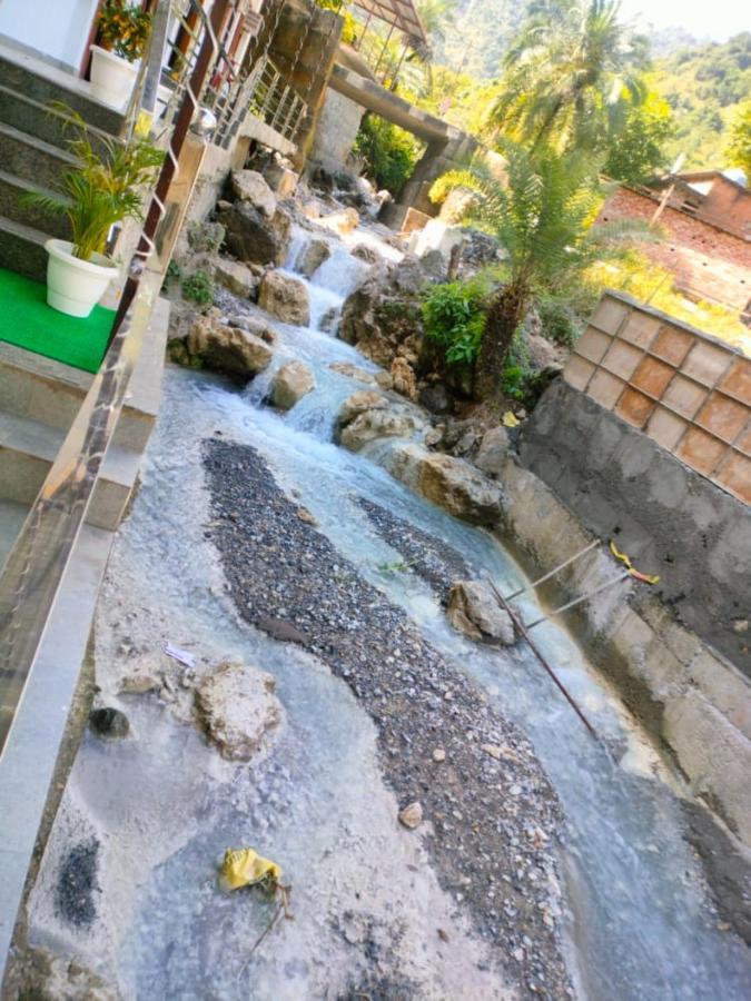 Hotel Studioz Sahastradhara デヘラードゥーン エクステリア 写真