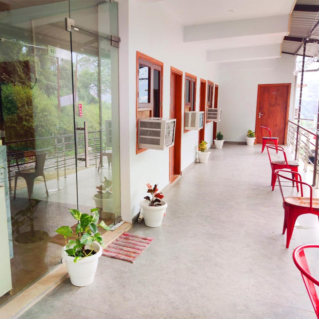 Hotel Studioz Sahastradhara デヘラードゥーン エクステリア 写真